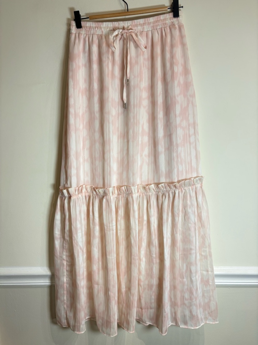BCBGMAXAZRIA NWT Ruffle Metallic Maxi Skirt in Potpourri Pink/White Size Small - Picture 5 of 10